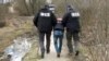 Сотрудники ФСБ задерживают подозреваемого в терроризме, архивное фото