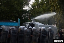 Policia përdor një top uji gjatë një demonstrate antiqeveritare në Tiranë, Shqipëri, 23 korrik 2026.