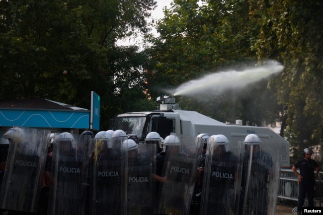Policia përdor një top uji gjatë një demonstrate antiqeveritare në Tiranë, Shqipëri, 23 korrik 2026.