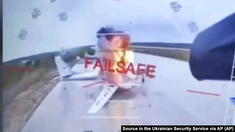 Pamje e marrë prej një videoje të Shërbimit Ukrainas të Sigurisë, që tregon sulmet në pajisje ruse.