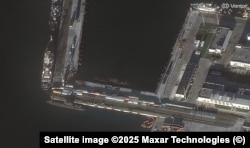 Две подлодки у причального мола в Военной гавани Новороссийска. С северной части мола пришвартована, вероятно, поврежденная «Варшавянка»