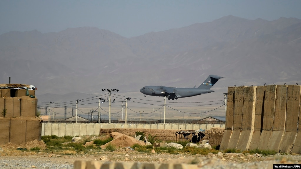 Транспортный самолет ВВС США прибывает на авиабазу Баграм, 1 июля 2021 года