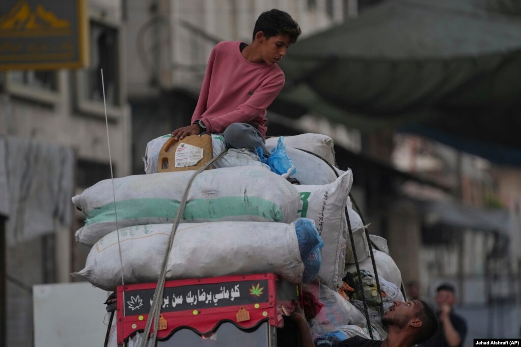 Palestinezë të zhvendosur duke u larguar nga Xhabalia me plaçkat e tyre, në një rrugë në Qytetin e Gazës, më 26 gusht.