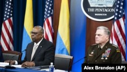 Міністр оборони США Ллойд Остін (ліворуч) і голова Об'єднаного комітету начальників штабів генерал Марк Міллі під час віртуальної зустрічі Контактної групи з питань оборони України в Пентагоні. Вашингтон, 23 травня 2022 року