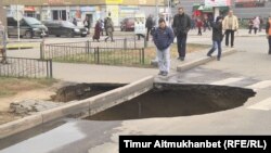 Улица, где в яму после внезапного обвала асфальта и грунта провалились женщина с девочкой. Павлодар, 3 октября 2016 года.