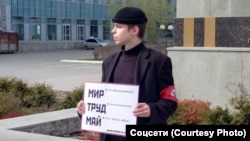 Евгений Коротков во время одиночного пикета 1 мая 2026 года в Перми. 