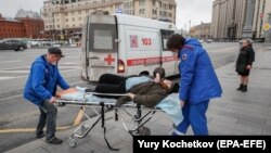 Науқасты ауруханаға әкеле жатқан медицина қызметкерлері. Көрнекі сурет.