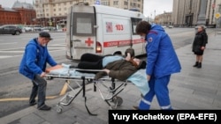 Табибони рус рӯзи 17-уми апрел як пиразани беҳолро аз истгоҳи автобус бурданд.