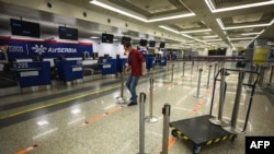 Aerodromsko osoblje priprema šalter za registraciju na pultu 'Er Srbije' na beogradskom aerodromu, 18. maja 2020.
