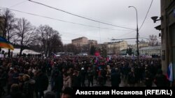Толпа людей на Славянской площади
