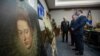 Петро Порошенко оглядає виявлені прикордонниками картини, 11 травня 2016 року