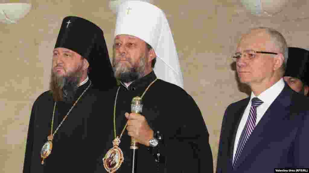 Episcopul Sava de Tiraspol, Vladimir, Mitropolitul Moldovei și Farid Mukhametsin, ambasadorul Rusiei, în așteptarea oaspetelui... 
