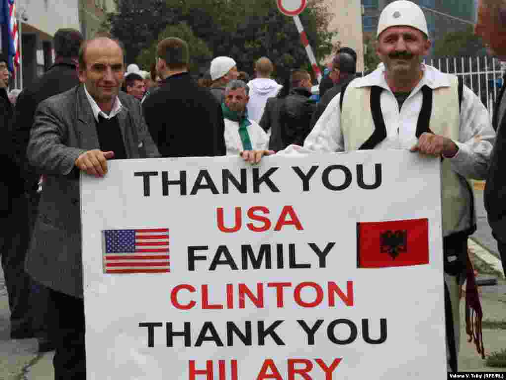 Kosovarët i kanë shprehur falënderime familjes Clinton, me rastin e vizitës së Hillary Clintonit në Kosovë