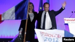 Президент Франции Франсуа Олланд с гражданской супругой Валери Триервейлер после объявления результатов выборов в мае 2012 года.