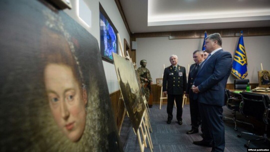 Петр Порошенко осматривает картины, ранее похищенные в Вероне