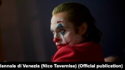 Aktori, Joaquin Phoenix, në rolin e tij në filmin, Joker.