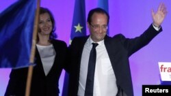 Francois Hollande prezident seçilməsini qeyd edir - yeni rəfiqəsi Valerie Trierweiler ilə, 6 may 2012