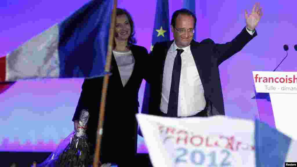  Франция: жаңадан сайланған Францияның 24-ші президенті Франсуа Олланд пен оның жолдасы Валери Триервейлер Тюль қаласында сайлаушылар алдында тұр. 6 мамыр, 2012 жыл. 