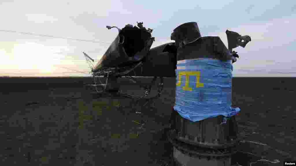 Взорванная опора ЛЭП, доступ к которой блокировали активисты акции по гражданской блокаде Крыма