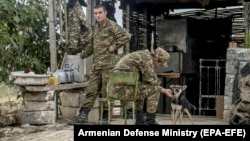 Военнослужащие Армии обороны Карабаха на передовой, октябрь 2020 г.