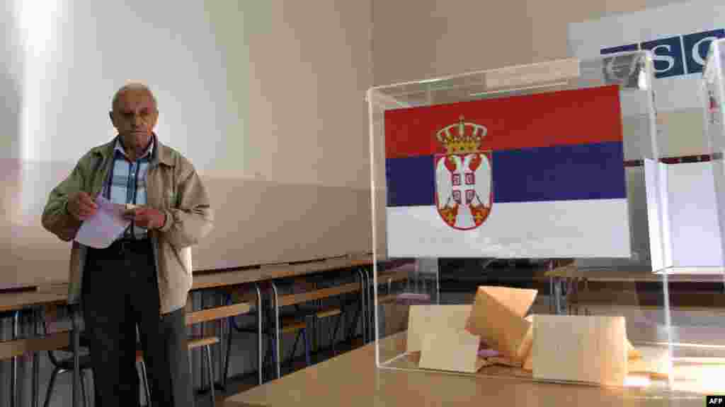 Kosovo - Srbi na Kosovu glasali u Mitrovici, 6. maj 2012. Foto: AFP / Saša Đorđević 