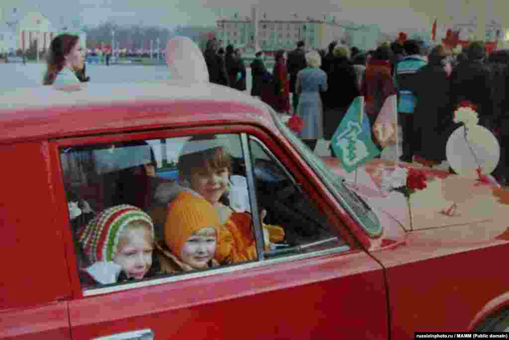 Дети на первомайской демонстрации, Тольятти, 1981 год