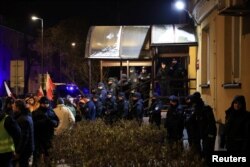 După ce i-au arestat pe cei doi parlamentari și foști miniștri, poliția a trebuit să țină la distanță protestatarii. Varșovia, 9 ianuarie.