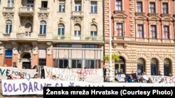 Aktivistice  Ženske mreže Hrvatske su u 12 sati u devet gradova  – Zagrebu (na slici), Rijeci, Osijeku, Vukovaru, Virovitici, Lipiku, Križevcima,  Korenici  i Poreču izišle na glavne trgove i ulice sa transparentima podrške ženama Afganistana.