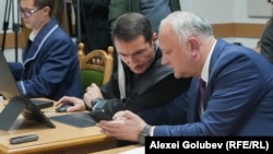 Igor Dodon, consultându-și un al treilea avocat, Petru Balan, în ședința de judecată a Curții Supreme de Justiție, pe 25 noiembrie