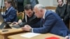 Igor Dodon, în timpul uneia din ședințele de judecată în procesul „kuliok”, de vorbă cu avocatul său Petru Balan