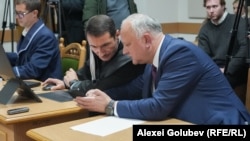 Igor Dodon, în timpul uneia din ședințele de judecată în procesul „kuliok”, de vorbă cu avocatul său Petru Balan