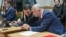 Igor Dodon, în timpul uneia din ședințele de judecată în procesul „kuliok”, de vorbă cu avocatul său Petru Balan