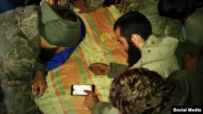 Өзі қарап отыр