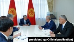 Президент КР Алмазбек Атамбаев и глава МИД Узбекистана Абдулазиз Камилов. Бишкек, 5 ноября 2017 года.