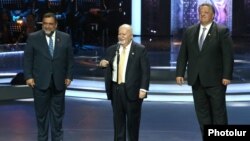 Armenia - The founders of the annual Aurora Prize for Awakening Humanity, Ruben Vardanyan (L), Vartan Gregorian (C) and Noubar Afeyan, at a ceremony in Yerevan, 28May2017.