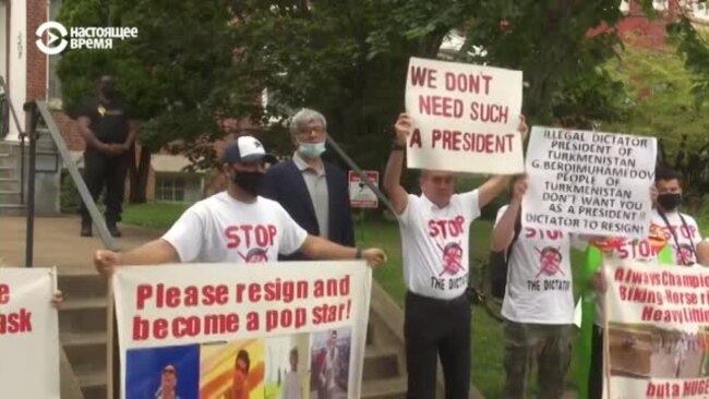 Выходцы из Туркменистана уже несколько дней протестуют в США против Бердымухамедова Выходцы из Туркменистана уже несколько дней протестуют в США против Бердымухамедова