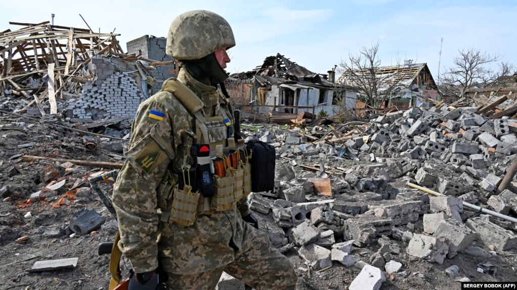 Ілюстраційне фото: український військовий на околицях Чугуєва, Харківська область, 8 квітня 2022 року