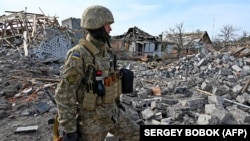 Ілюстраційне фото: український військовий на околицях Чугуєва, Харківська область, 8 квітня 2022 року
