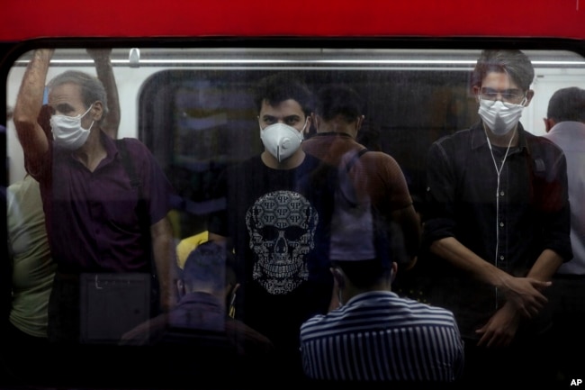 Пассажиры в защитных масках в метро Тегерана, Иран, 8 июля 2020 года