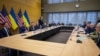 Делегації України і США під час переговорів у будівлі місії США в Женеві, 23 листопада 2025 року
