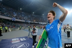 Скот Мактоминей ликува, след като Наполи си е подпечатал титлата на Италия с победа с негов красив гол срещу Каляри, 23 май 2025 г.