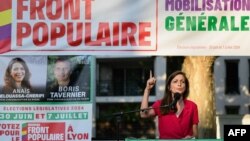 Un afiș cu o candidată a „Noului Front Popular”, Marie-Charlotte Garin, care vorbește la o întâlnire electorală din Lyon, pe 26 iunie.