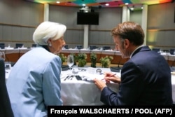 Президент ЄЦБ Крістін Лагард розмовляє з президентом Франції Еммануелем Макроном на полях засідання Європейської ради в Брюсселі, 23 жовтня 2025 року.