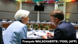 Президент Европейского центрального банка Кристин Лагард и президент Франции Эммануэль Макрон на саммите в Брюсселе, 23 октября 2025 года