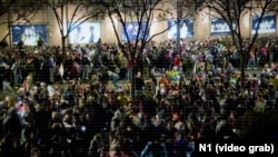 Trenutak kada su učesnici protesta 15. marta 2025. naglo bežali sa ulice.