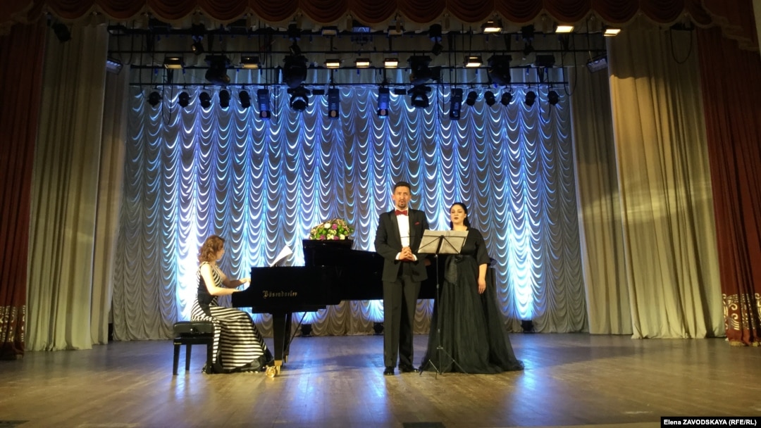 Концерт открылся дуэтом №1 Stabat mater dolorosa из средневековой католической секвенции (песнопения) Джованни Перголези Stabat Mater