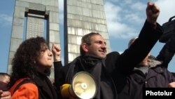 Нікол Пашыньян на акцыях пратэсту ў 2008 годзе