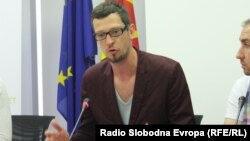 Петар Матијашиќ, Претседател на Европскиот младински форум на прес-конференција во Скопје.