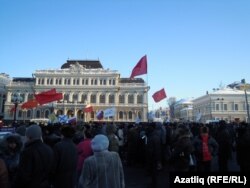 Митингка килүчеләр