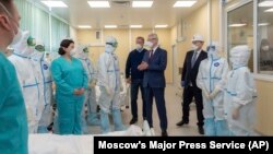 Ռուսաստան - Մոսկվայի քաղաքապետ Սերգեյ Սոբյանինն այցելում է նորակառույց ինֆեկցիոն հիվանդանոց, 17-ը ապրիլի, 2020թ.